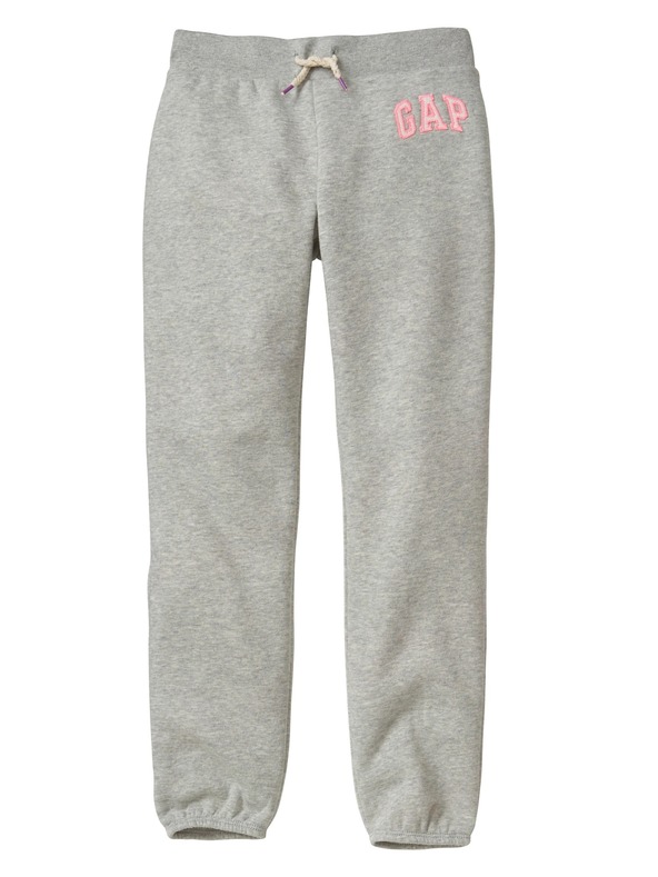 GAP Gyerek fleece sportnadrág logóval army GAP