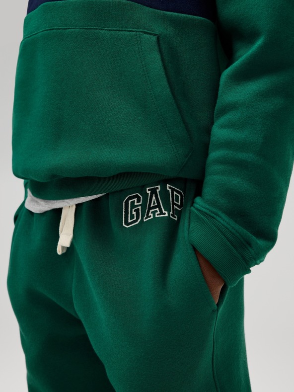 GAP Gyerek fleece sportnadrág logóval army GAP