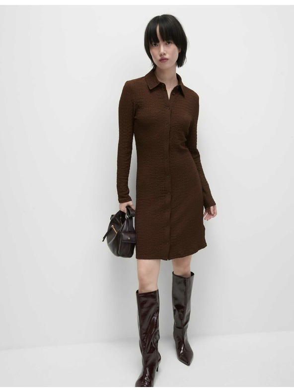 Marks & Spencer Texturált hüvelyes miniruha gallérral és teljes hosszában gombos záródással Marks & Spencer barna