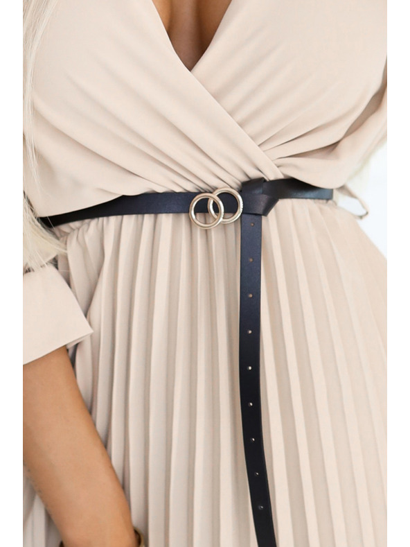 numoco 462-5 SERENA Pliszírozott maxi ruha dekoltázzsal, övvel és 3/4 ujjakkal - SÖTÉT BÉZS